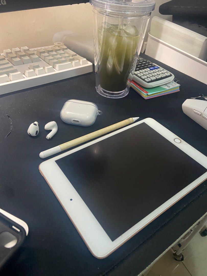 ipad mini 5th gen rose gold 64 GB wifi (Category: iPad) located in Quezon City. Submitted by orcadec (Listing ID 1258778380, Image 2). Description: honest issue: may black lines sa gilid, dents, nakadiin yung power button pero di naman namamatay gaano rfs: upgraded.