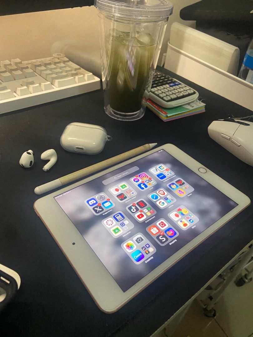 ipad mini 5th gen rose gold 64 GB wifi (Category: iPad) located in Quezon City. Submitted by orcadec (Listing ID 1258778380, Image 3). Description: honest issue: may black lines sa gilid, dents, nakadiin yung power button pero di naman namamatay gaano rfs: upgraded.