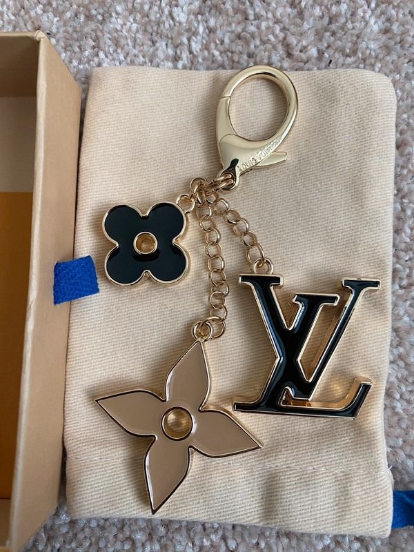 Louis Vuitton Fleur Bag Charm + 5 Looks 