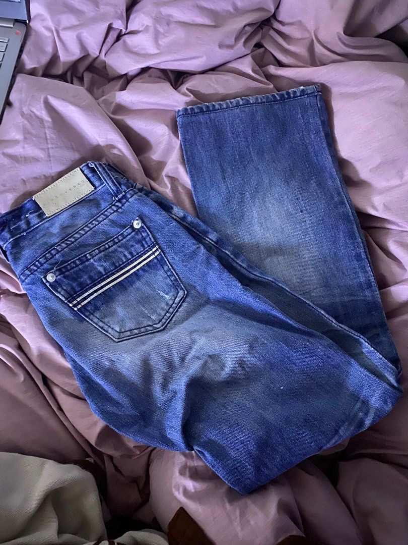 Low waist wide leg jeans (Category: Jeans) located in Pasig City. Submitted by louhdr (Listing ID 1258878723, Image 2). Description: Xxs-xs Size 22-23 Never been worn No when worn (it doesn’t fit me).