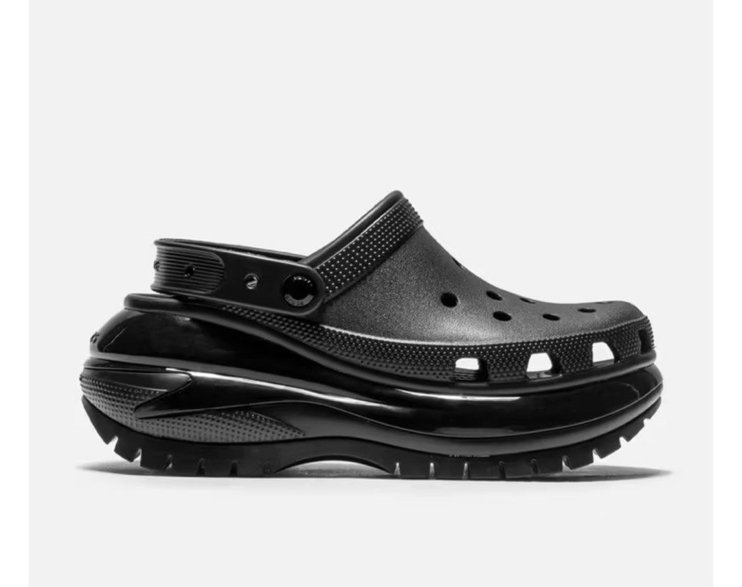 Mega Crocs （分類：涼鞋）位於 Hong Kong。 由 lllyc 提交（商品編號 1258880628，圖片 3）。簡介： 增高款 最近做緊減價 剩係得 35-40 香港專櫃已經冇晒貨 要就PM落單啦🥳。