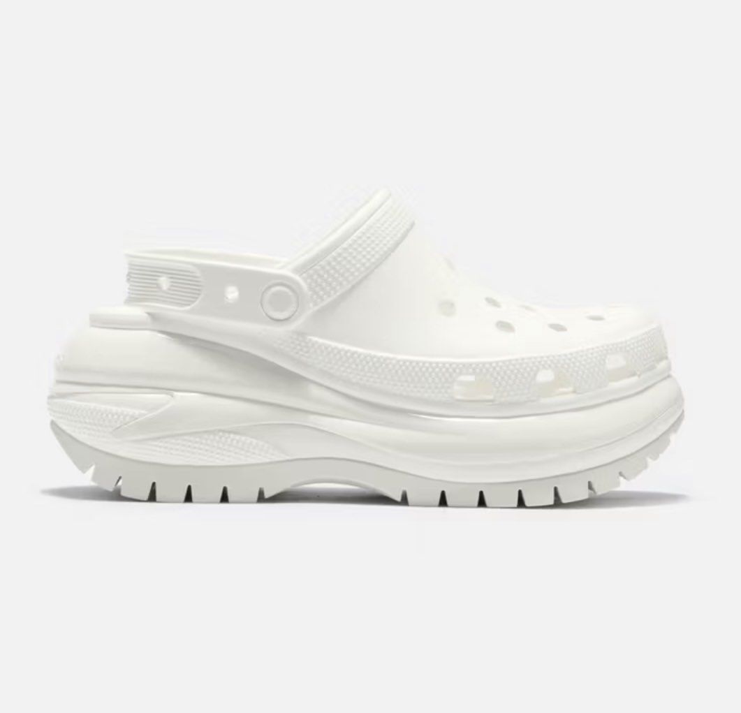 Mega Crocs （分類：涼鞋）位於 Hong Kong。 由 lllyc 提交（商品編號 1258880628，圖片 2）。簡介： 增高款 最近做緊減價 剩係得 35-40 香港專櫃已經冇晒貨 要就PM落單啦🥳。