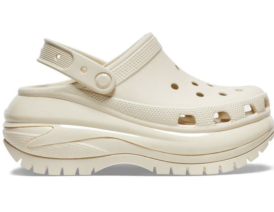 Mega Crocs （分類：涼鞋）位於 Hong Kong。 由 lllyc 提交（商品編號 1258880628，圖片 1）。簡介： 增高款 最近做緊減價 剩係得 35-40 香港專櫃已經冇晒貨 要就PM落單啦🥳。