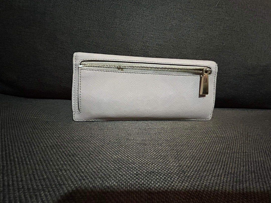 michael kors slim wallet (Category: Wallets & Card holders) located in Batangas. Submitted by devolerpyu19 (Listing ID 1258855174, Image 3). Description: with flaws on the last picture.