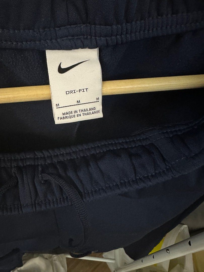 nike joggers with pockets on the side
