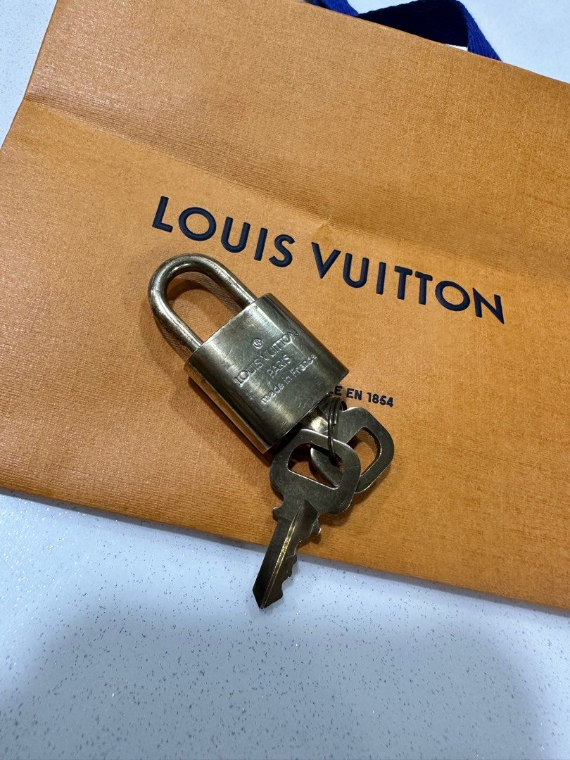 LOUIS VUITTON Padlock and Key Gold 1pc Set Bag Charm