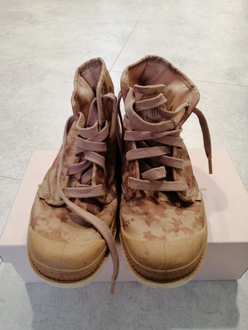 Pink camo hiking shop boots