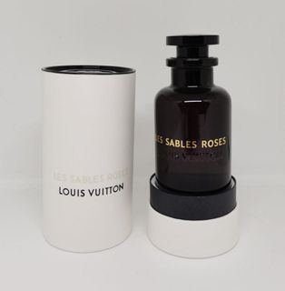 这篇文章。文章标题：Louis Vuitton presents Les Sables Roses
