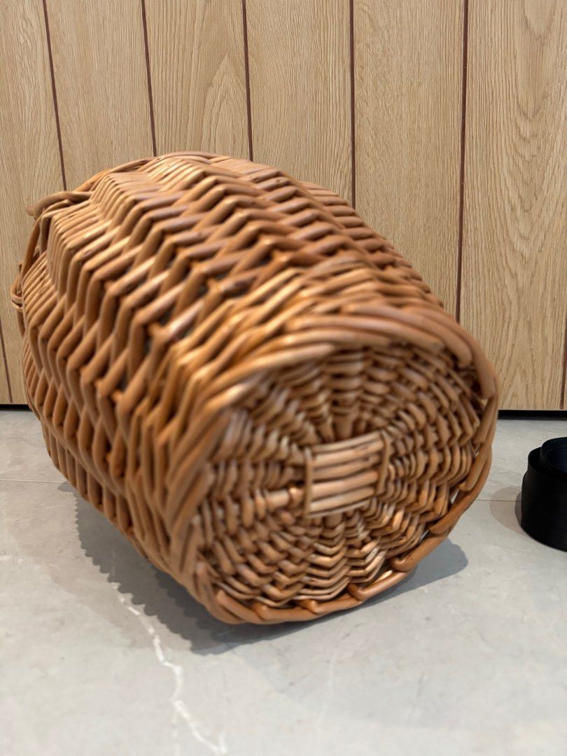 Round rattan basket with lid and black/white belt, Women's Fashion