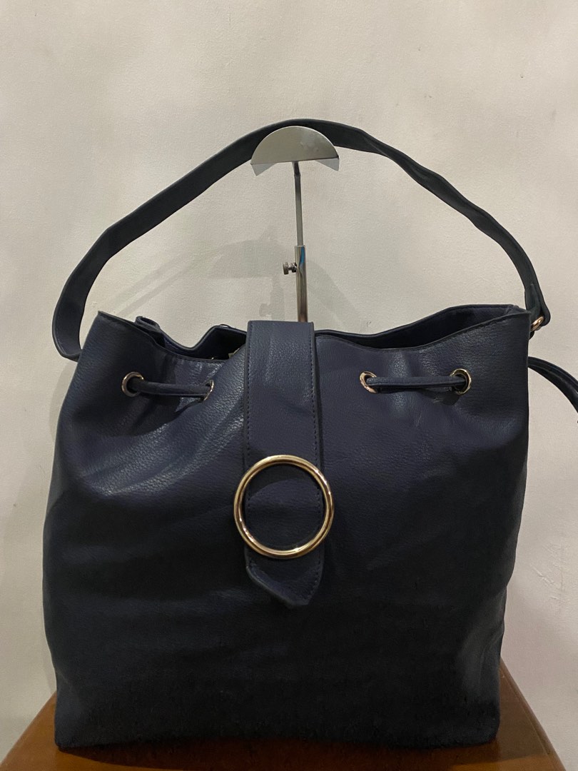 Tas serut biru kulit asli, Barang Mewah, Tas & Dompet di Carousell
