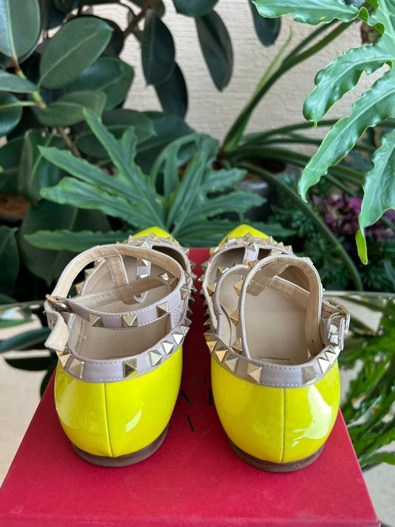 Neon yellow sale valentino rockstuds