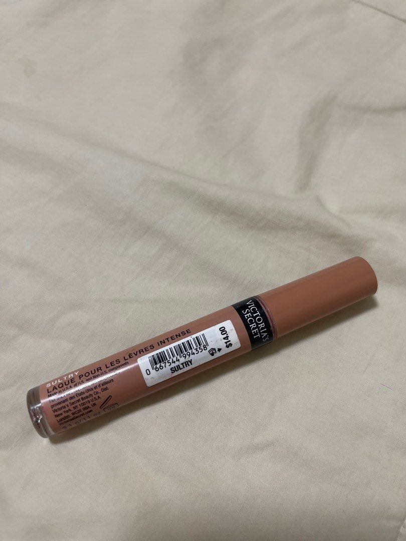 Victoria’s Secret Lip Lacquer Sultry Authentic (Category: Makeup) located in Cainta. Submitted by d3clutterw0rld (Listing ID 1258868949, Image 2). Description: Victoria’s Secret Lip Lacquer in the shade Sultry. - bought from SEPHORA US. - used once. no issues. - payment first, gcash only. Message me for more information. .
