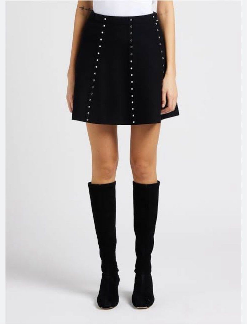 ZARA Black Skirt w/ tag (Category: Skirts) located in Manila. Submitted by _bachii (Listing ID 1256603920, Image 2). Description: 100% original and brand new!! With tag pa (2,295 on tag), bought from ZARA store. Size : Small (W26).