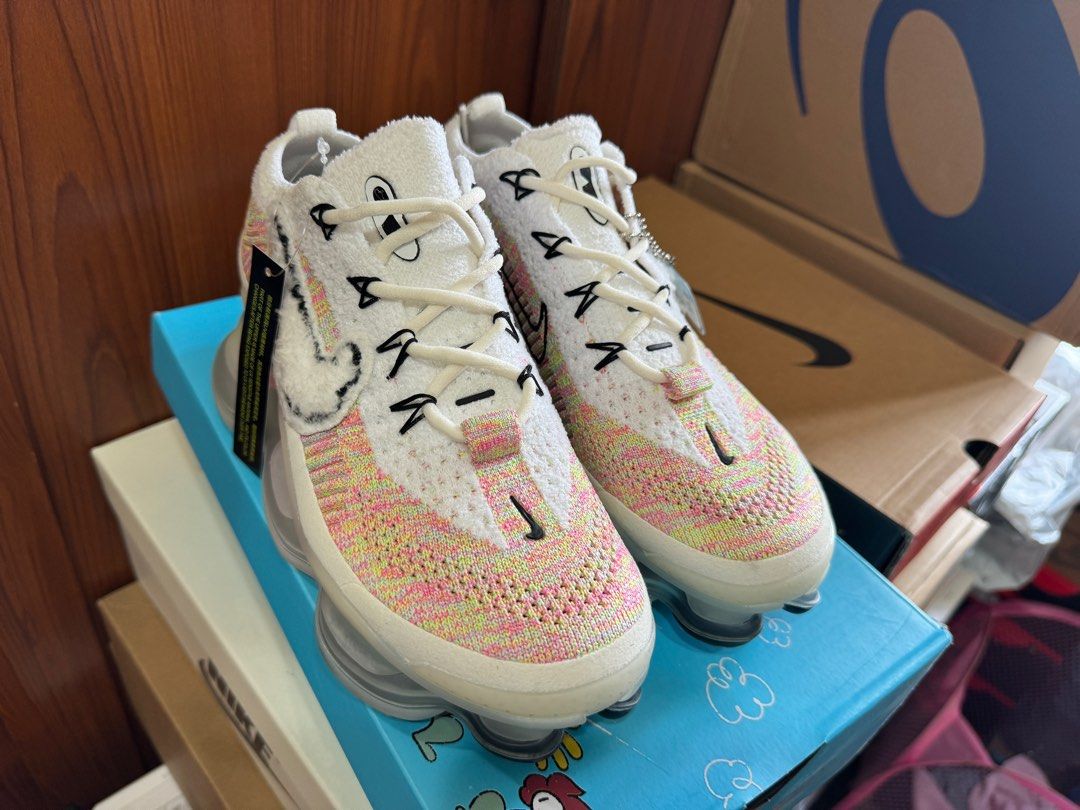 全新盒裝 24CM 女鞋Nike Air Max Scorpion 絨毛 彩虹 氣墊 價格：2860元含運/  高雄可自取/寄送方式：7-11、全家店到店、蝦皮店到店、OK超商