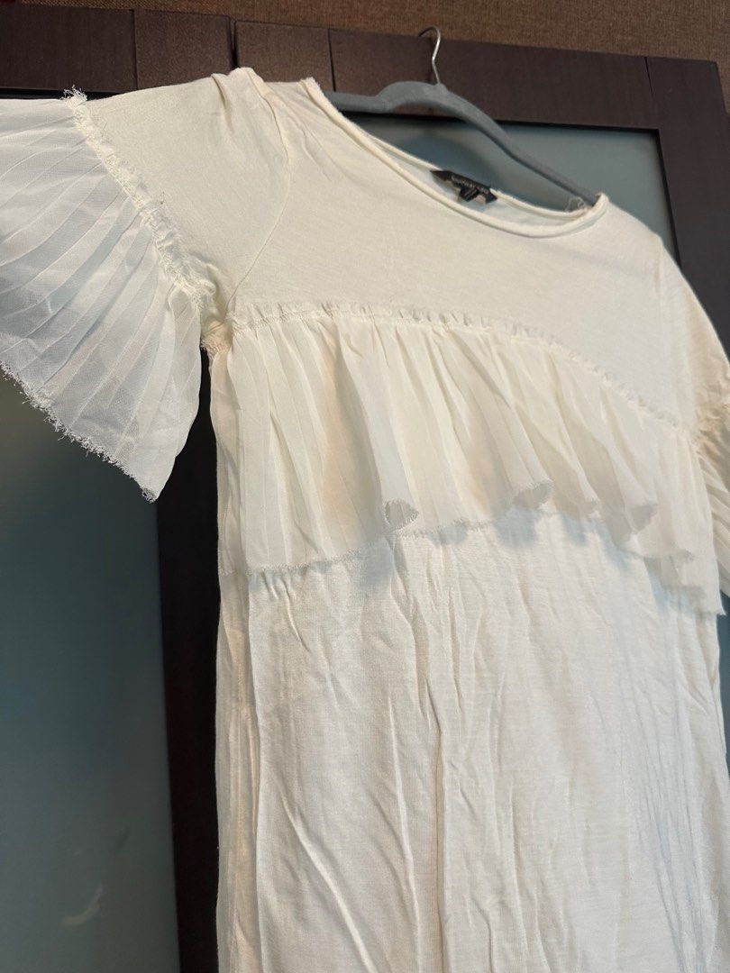 Banana Republic Cream Top (Category: Blouses) located in Manila. Submitted by mixandbits (Listing ID 1258902846, Image 2). Description: Never worn but no hangtag.