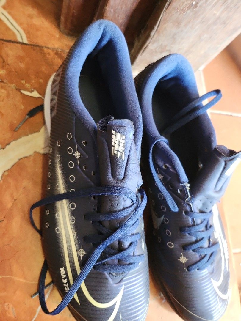 Boys Nike training shoe