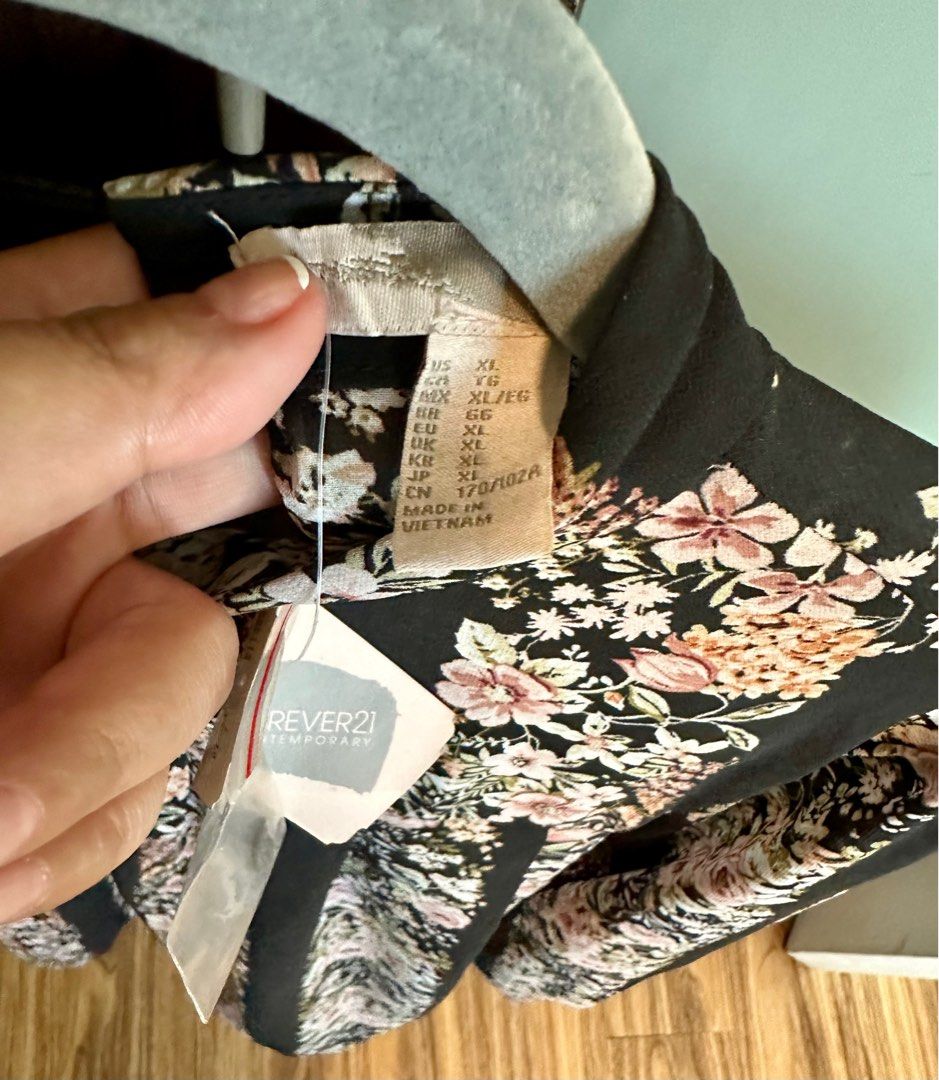 F21 Woven Top (Category: Blouses) located in Manila. Submitted by mixandbits (Listing ID 1258902309, Image 3). Description: Brandnew with hangtag.