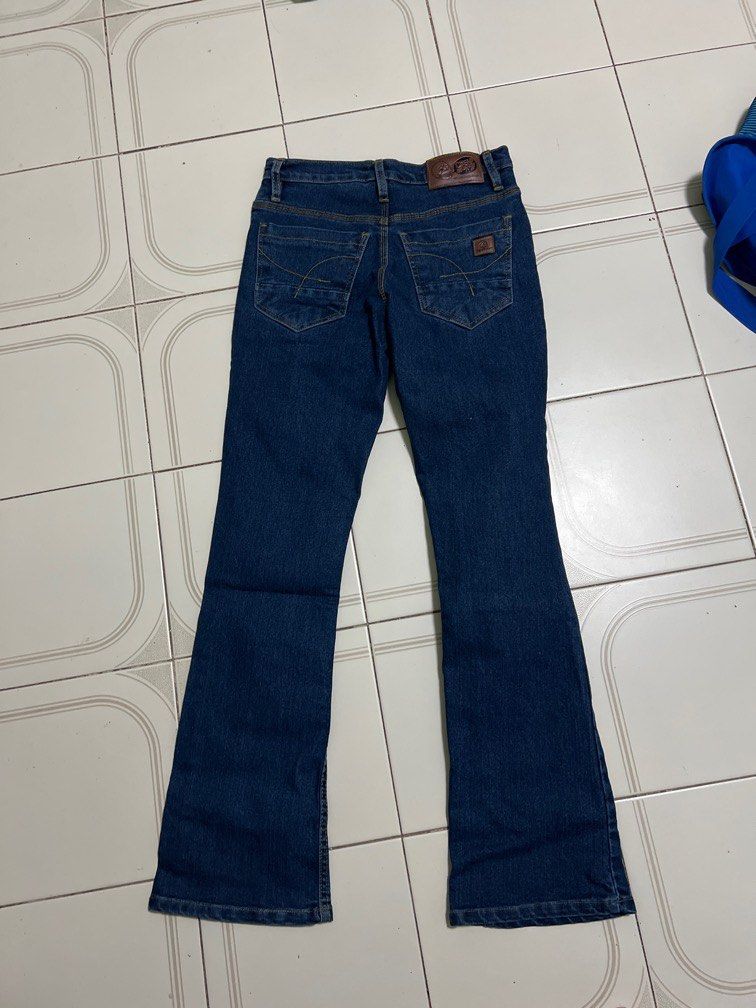https://media.karousell.com/media/photos/products/2023/10/8/flare_jeans_dark_blue_s_1696763799_af139d3b_progressive.jpg