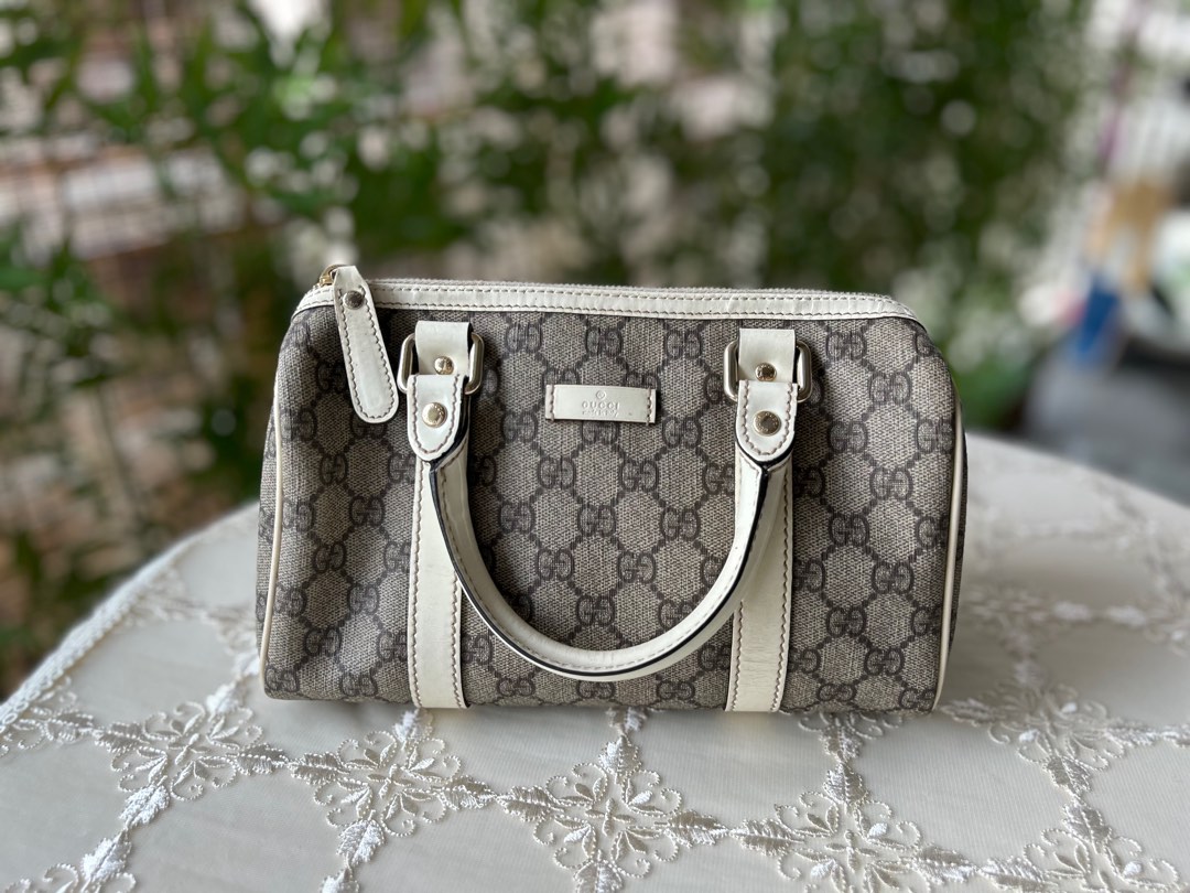 Gucci hand hotsell pouch