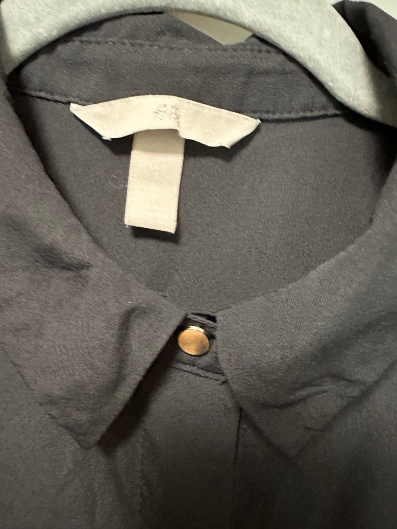 H&M Black Polo Top (Category: Blouses) located in Manila. Submitted by mixandbits (Listing ID 1258915691, Image 3). Description: H& M Black Top Polo Small on Tag but fits Med to Large .