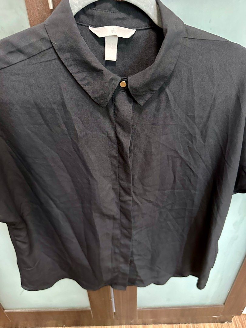 H&M Black Polo Top (Category: Blouses) located in Manila. Submitted by mixandbits (Listing ID 1258915691, Image 1). Description: H& M Black Top Polo Small on Tag but fits Med to Large .