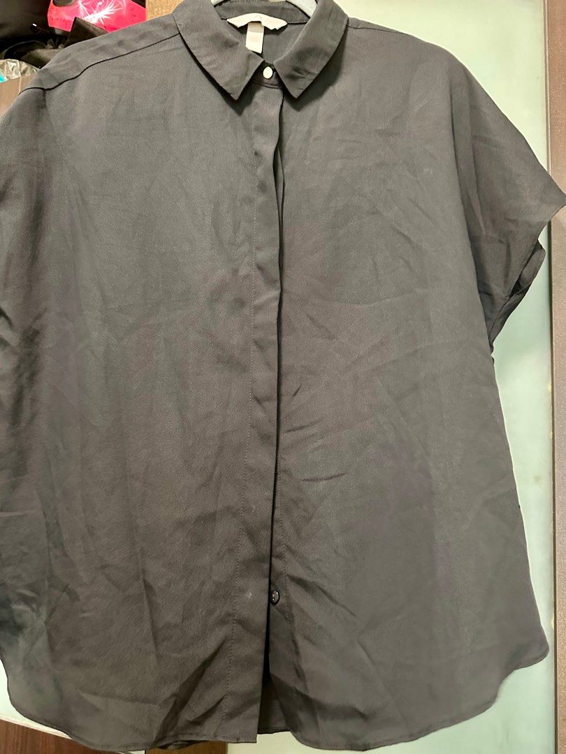 H&M Black Polo Top (Category: Blouses) located in Manila. Submitted by mixandbits (Listing ID 1258915691, Image 2). Description: H& M Black Top Polo Small on Tag but fits Med to Large .