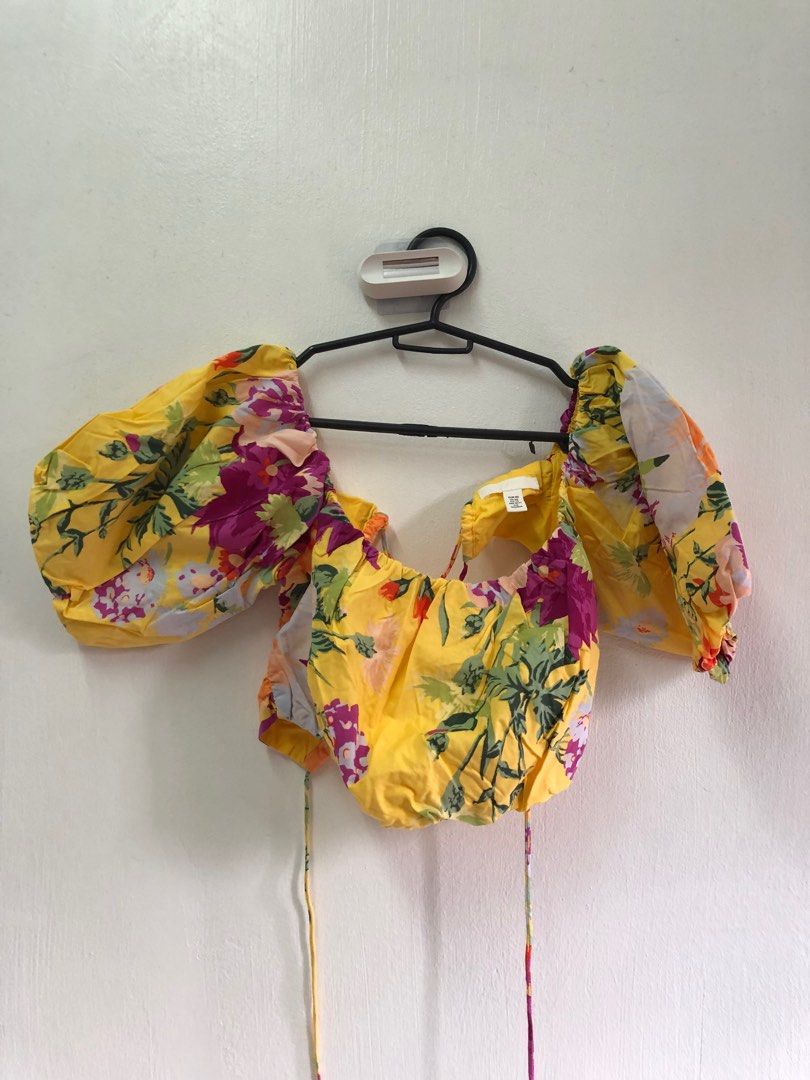 H&M Floral Crop Top (Category: Blouses) located in Mandaluyong City. Submitted by shopwanda (Listing ID 1258941755, Image 2). Description: Fits XS-S Used once for an event. Original price is 1250 RFS: Decluttering Payment: BPI, Seabank Deliver/Pickup: BGC every Fridays.
