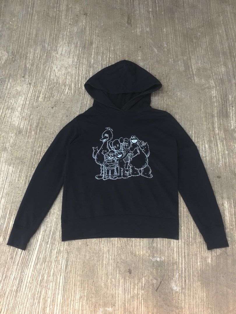 Hoodie UNiqlo X Kaws Fesyen Pria Pakaian Atasan di Carousell