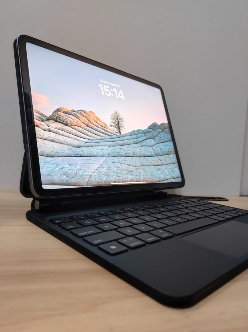 Ipad Pro M1 + Dupe Keyboard, Mobile Phones & Gadgets, Tablets