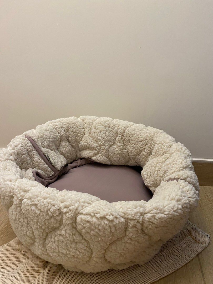 Lambwolf TAART // Reversible donut bed. Dog bed . Cat bed. 雙面用