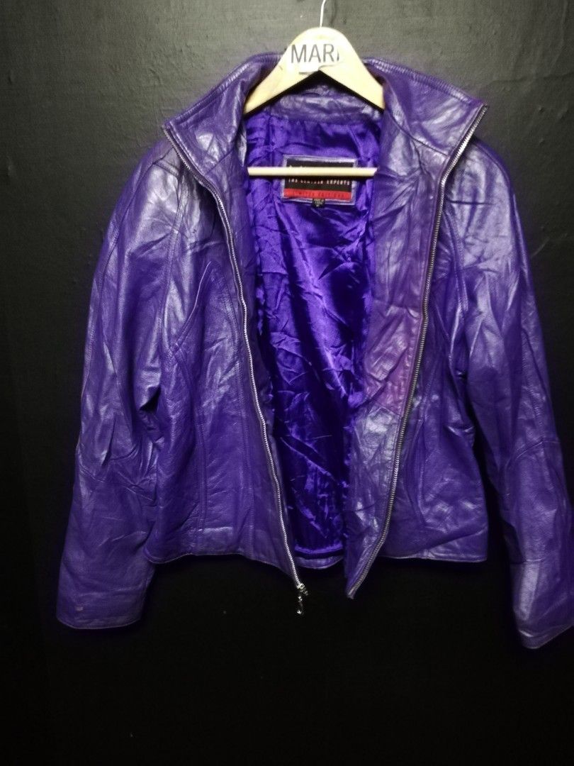 Leather jacket wilsons (Category: Coats, Jackets and Outerwear) located in Santa Cruz. Submitted by mark_grimaldo (Listing ID 1259063000, Image 3). Description: Wilson's Limited Edition Leather jacket womens Size: XL (22x24) P 850 8.9/10 conditoon Issue:Paint stain/some sign of usage see pic Laguna Area DM📩📩.