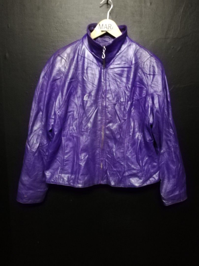 Leather jacket wilsons (Category: Coats, Jackets and Outerwear) located in Santa Cruz. Submitted by mark_grimaldo (Listing ID 1259063000, Image 1). Description: Wilson's Limited Edition Leather jacket womens Size: XL (22x24) P 850 8.9/10 conditoon Issue:Paint stain/some sign of usage see pic Laguna Area DM📩📩.