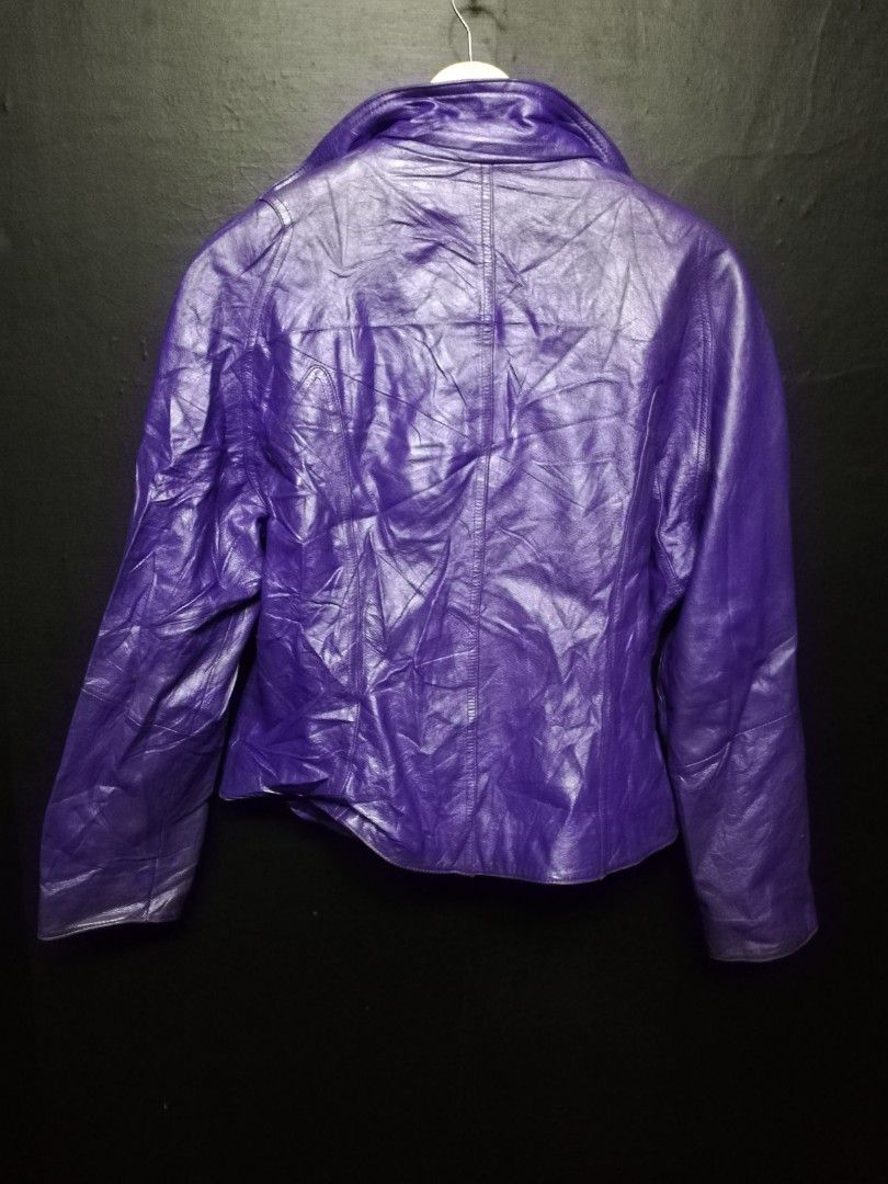 Leather jacket wilsons (Category: Coats, Jackets and Outerwear) located in Santa Cruz. Submitted by mark_grimaldo (Listing ID 1259063000, Image 2). Description: Wilson's Limited Edition Leather jacket womens Size: XL (22x24) P 850 8.9/10 conditoon Issue:Paint stain/some sign of usage see pic Laguna Area DM📩📩.