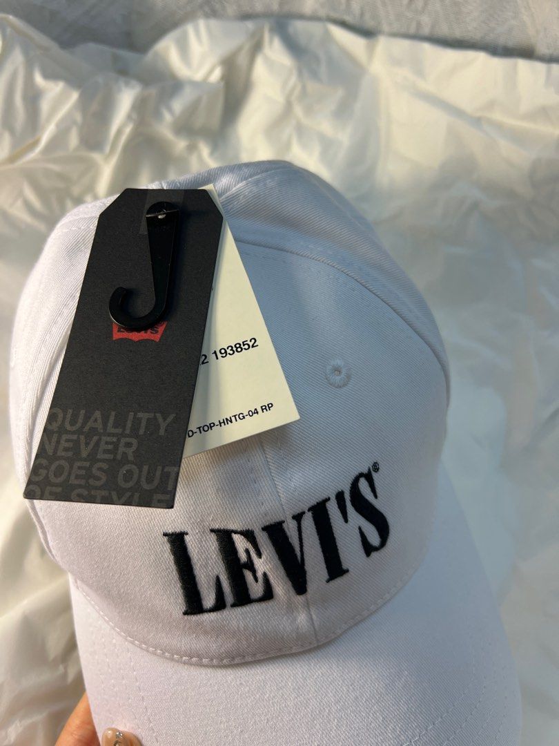 Levis top white cap