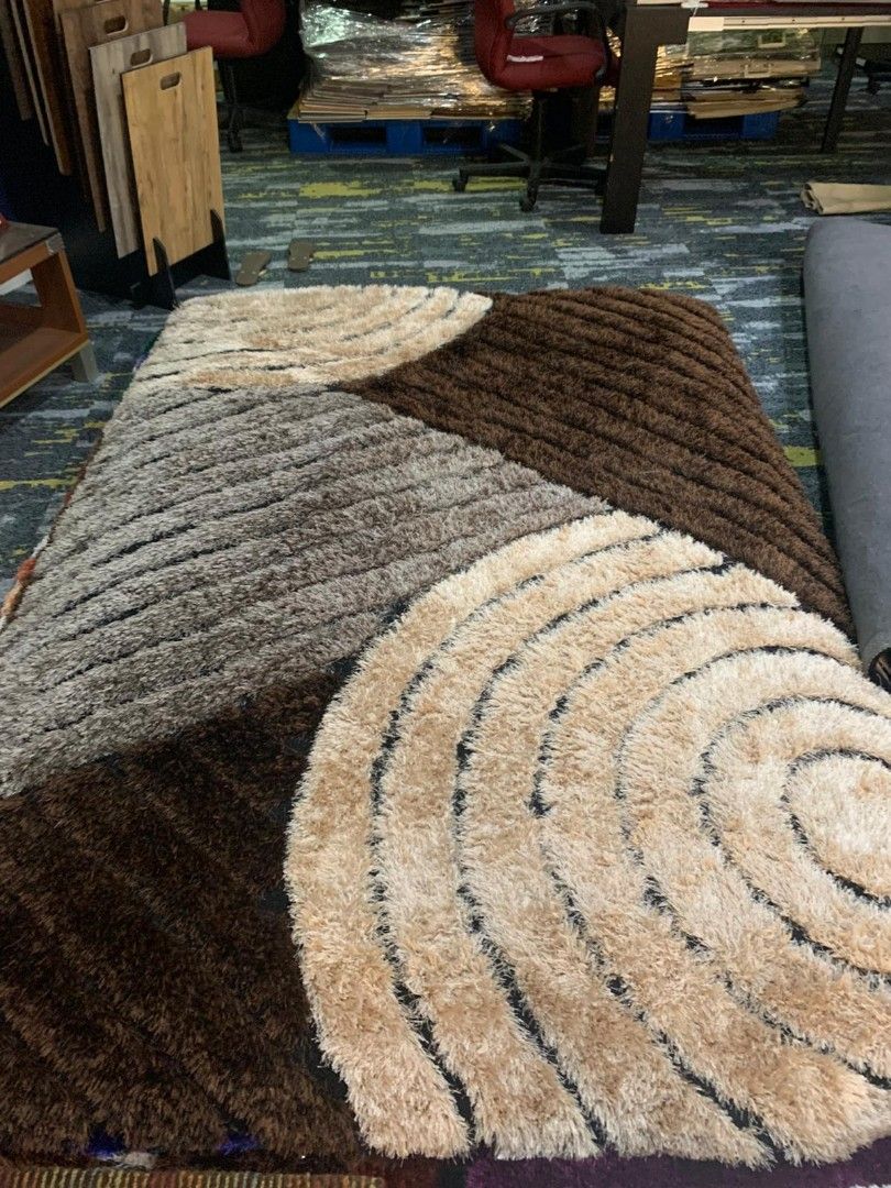 Luxurious Carpet, Furniture & Home Living, Home Decor, Carpets, Mats