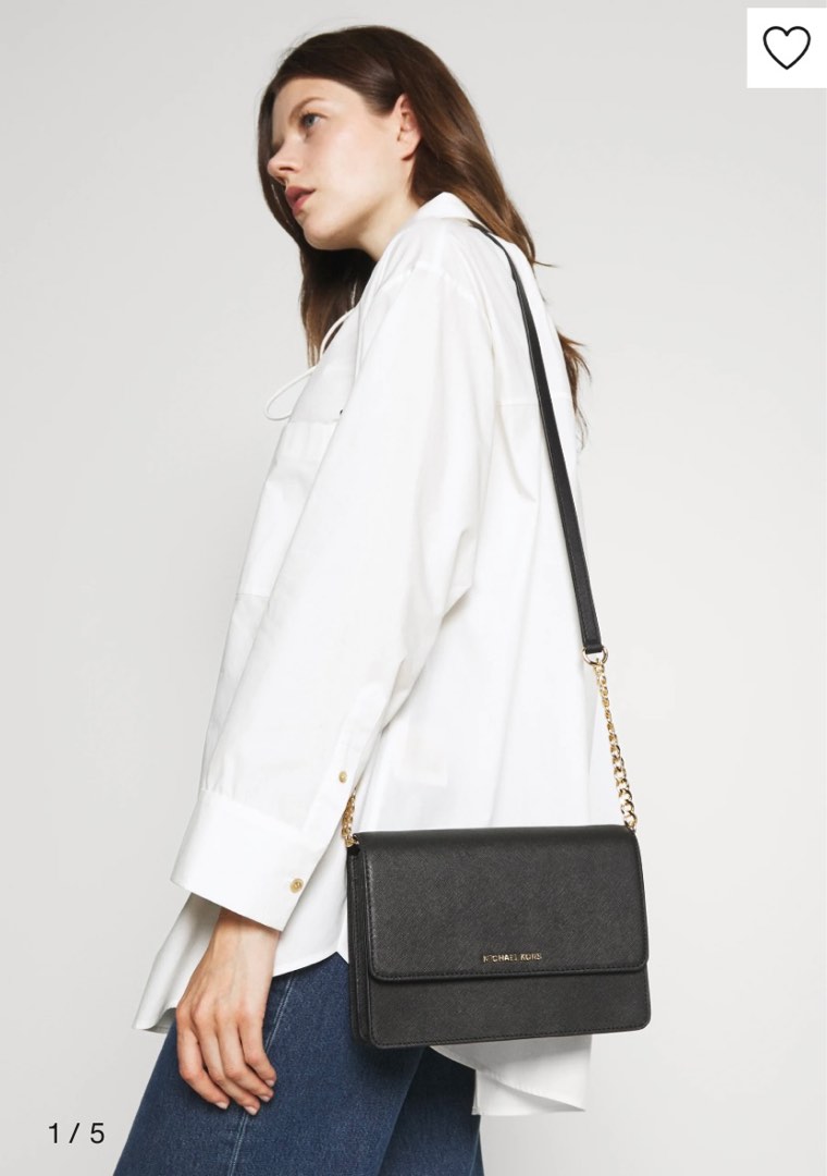 Michael Kors Daniela Gusset Crossbody Leather, Women's Fashion, Bags &  Wallets, Cross-body Bags on Carousell