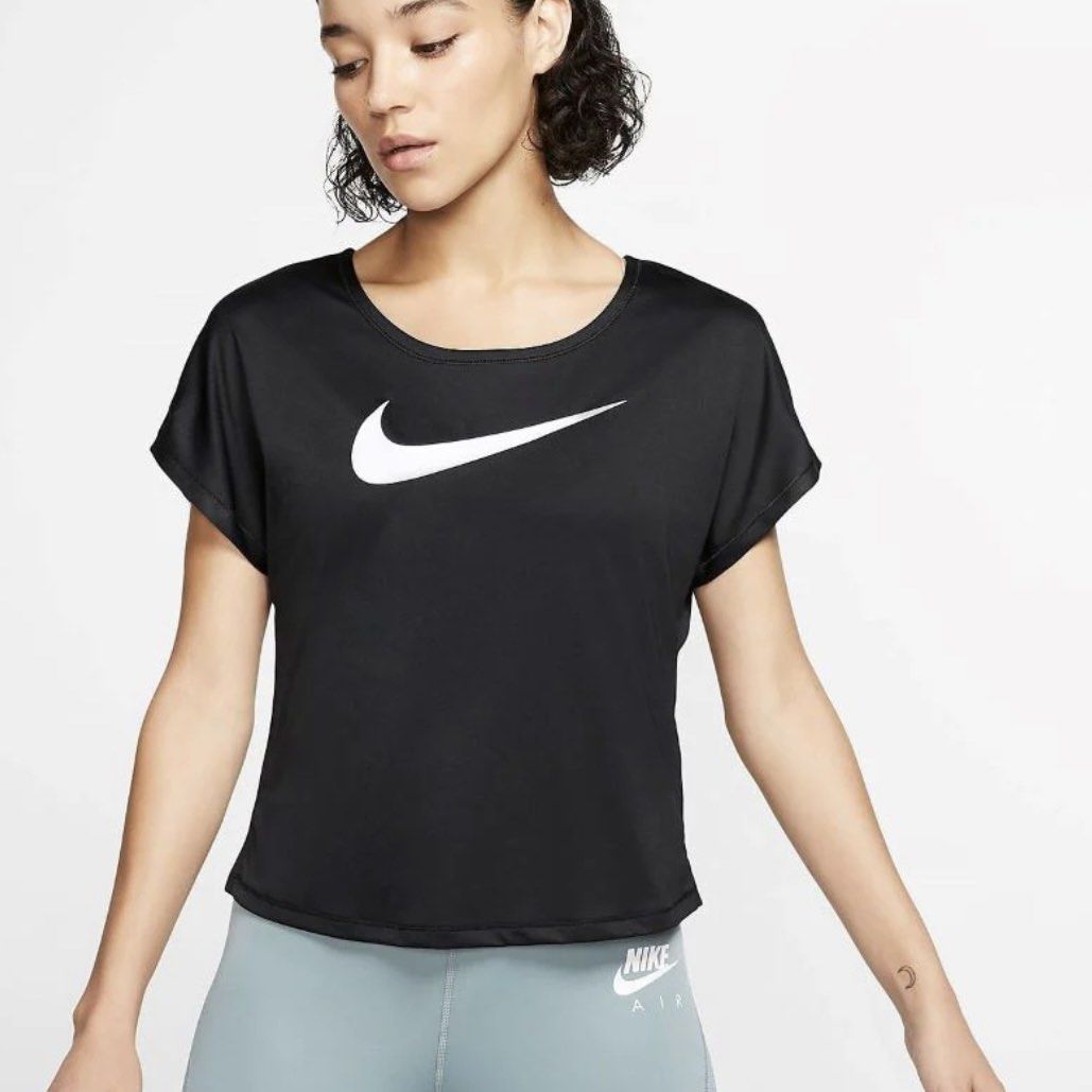 Nike Women's Swoosh Run Cropped Tee (Black), Women's Fashion, Activewear on  Carousell