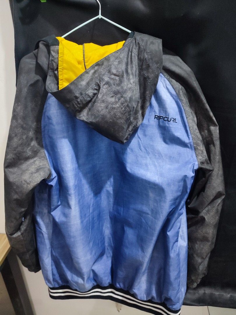RIP CURL SNOW JACKET (Category: Hoodies) located in Caloocan City. Submitted by entropythrifts (Listing ID 1259077948, Image 2). Description: pang korea or kahit tagaytay lang or baguio, lakas maka yayamanin Size: Small on Tag Color Rate 9/10 Condition 9/10 issue sa knot ng tali ata un konting fade see pictures nalang MOP: Gcash or BPI no COD, unli pic or video call.