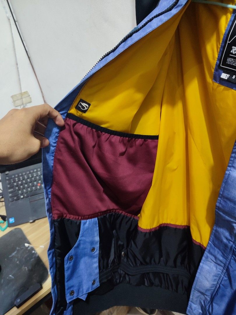 RIP CURL SNOW JACKET (Category: Hoodies) located in Caloocan City. Submitted by entropythrifts (Listing ID 1259077948, Image 3). Description: pang korea or kahit tagaytay lang or baguio, lakas maka yayamanin Size: Small on Tag Color Rate 9/10 Condition 9/10 issue sa knot ng tali ata un konting fade see pictures nalang MOP: Gcash or BPI no COD, unli pic or video call.