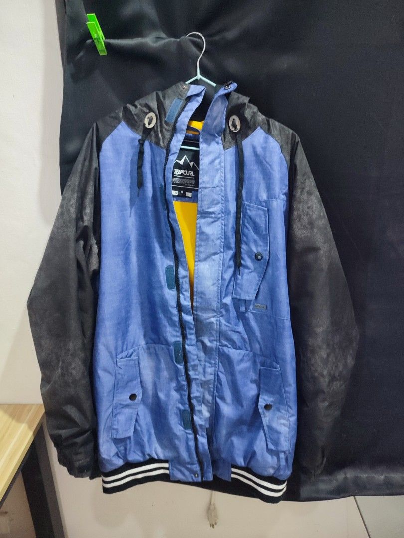 RIP CURL SNOW JACKET (Category: Hoodies) located in Caloocan City. Submitted by entropythrifts (Listing ID 1259077948, Image 1). Description: pang korea or kahit tagaytay lang or baguio, lakas maka yayamanin Size: Small on Tag Color Rate 9/10 Condition 9/10 issue sa knot ng tali ata un konting fade see pictures nalang MOP: Gcash or BPI no COD, unli pic or video call.