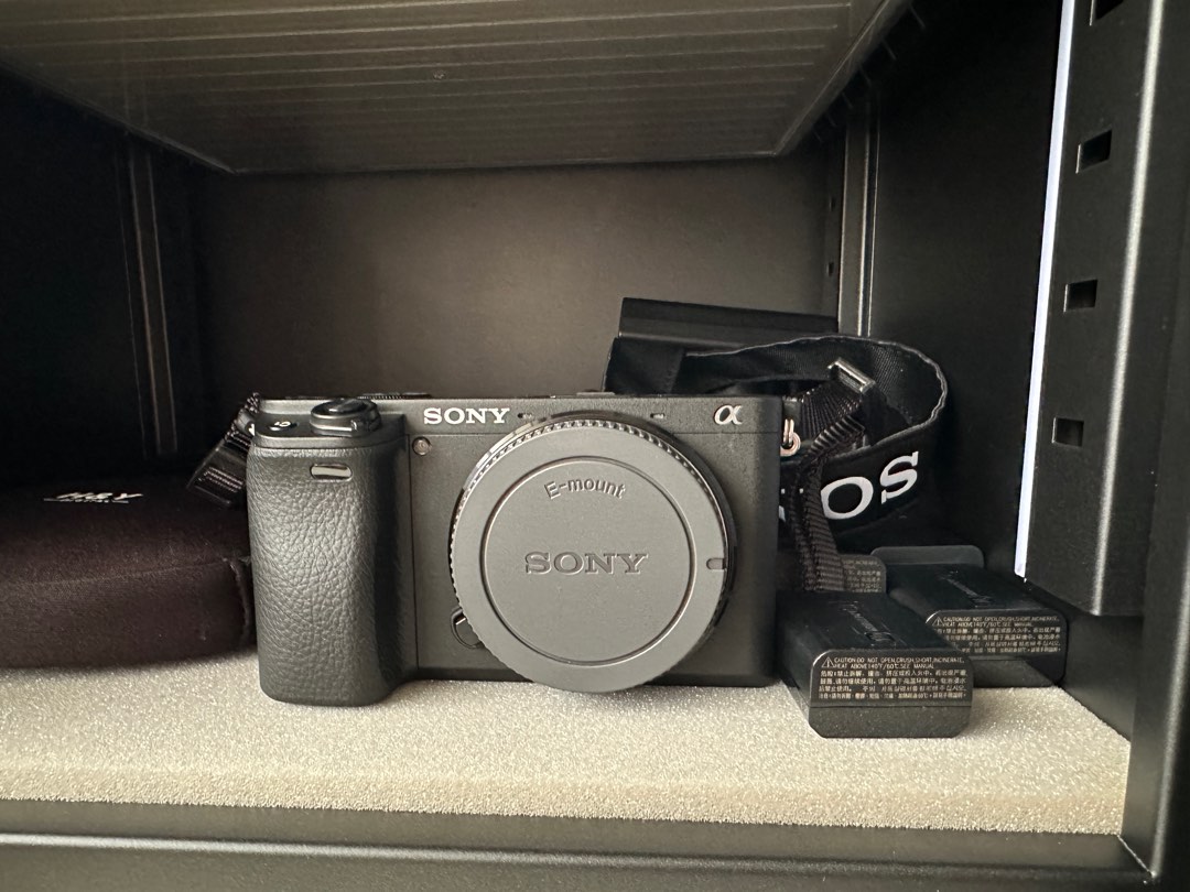 Sony A6400 BODY ONLY w FREE batteries and charger, Photography, Cameras