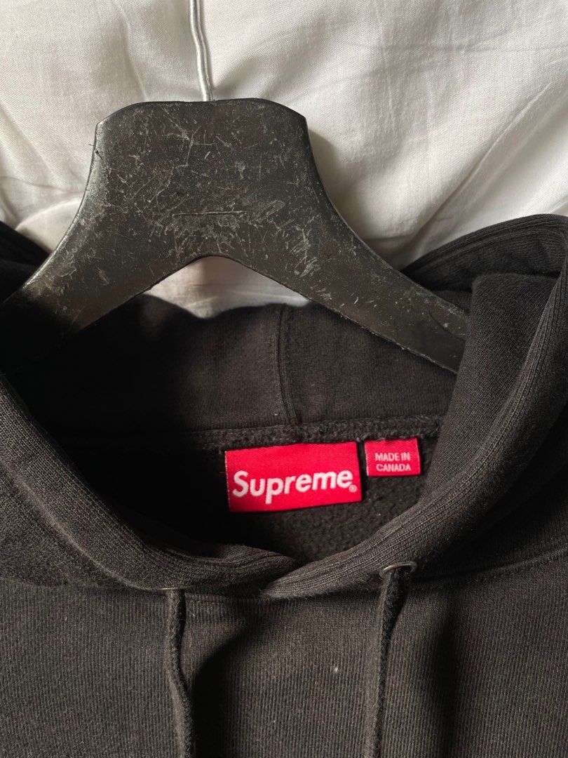 Supreme hoodie label hotsell