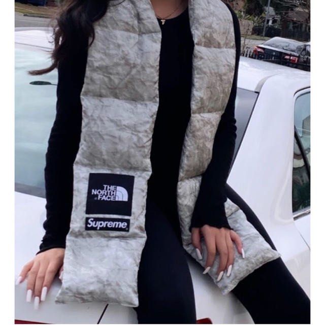 Supreme the north face down scarf 羽絨頸巾, 名牌, 服裝- Carousell