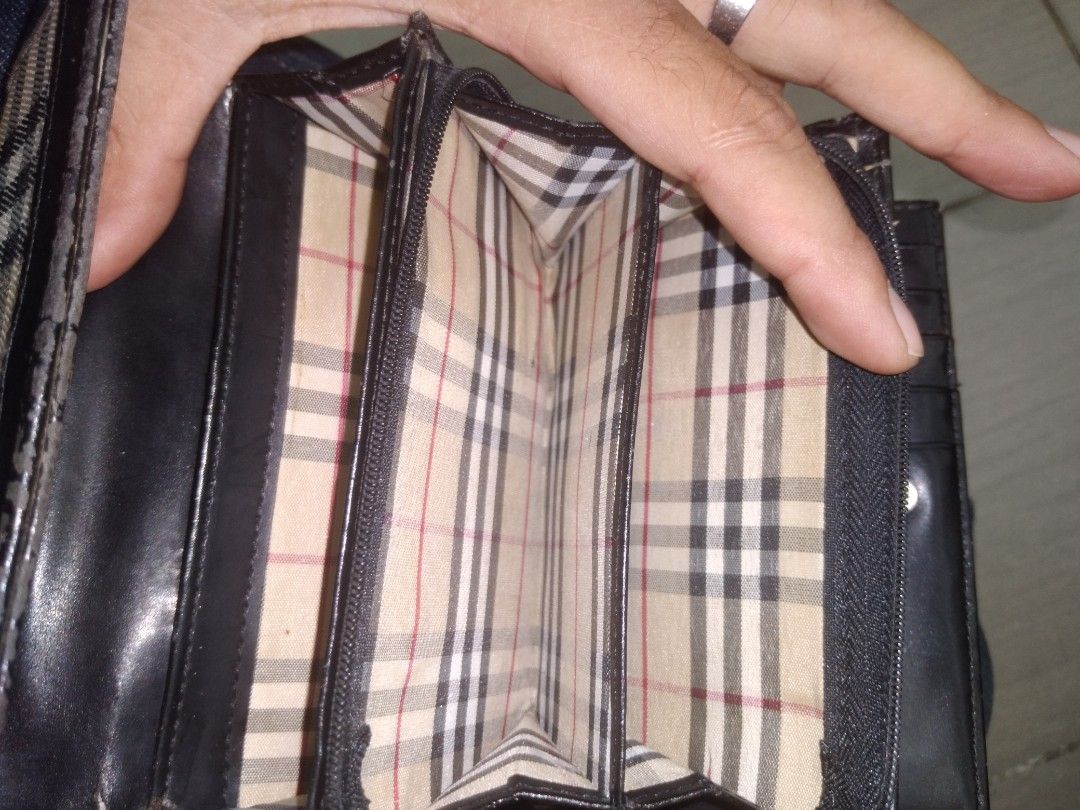 Authentic burberry wallet vs store fake