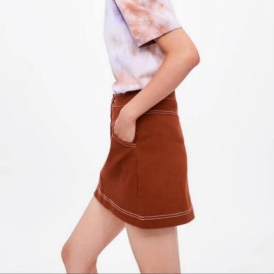 ZARA Brown Seamed Mini Skirt (Category: Skirts) located in Paranaque City. Submitted by juch.x (Listing ID 1258953444, Image 2). Description: used once and stored Size small.