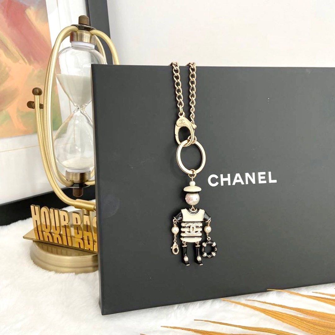 Chanel black and white necklace hotsell