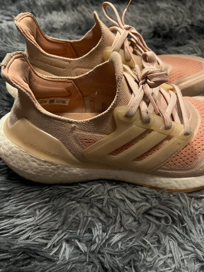 Light pink 2024 ultra boosts