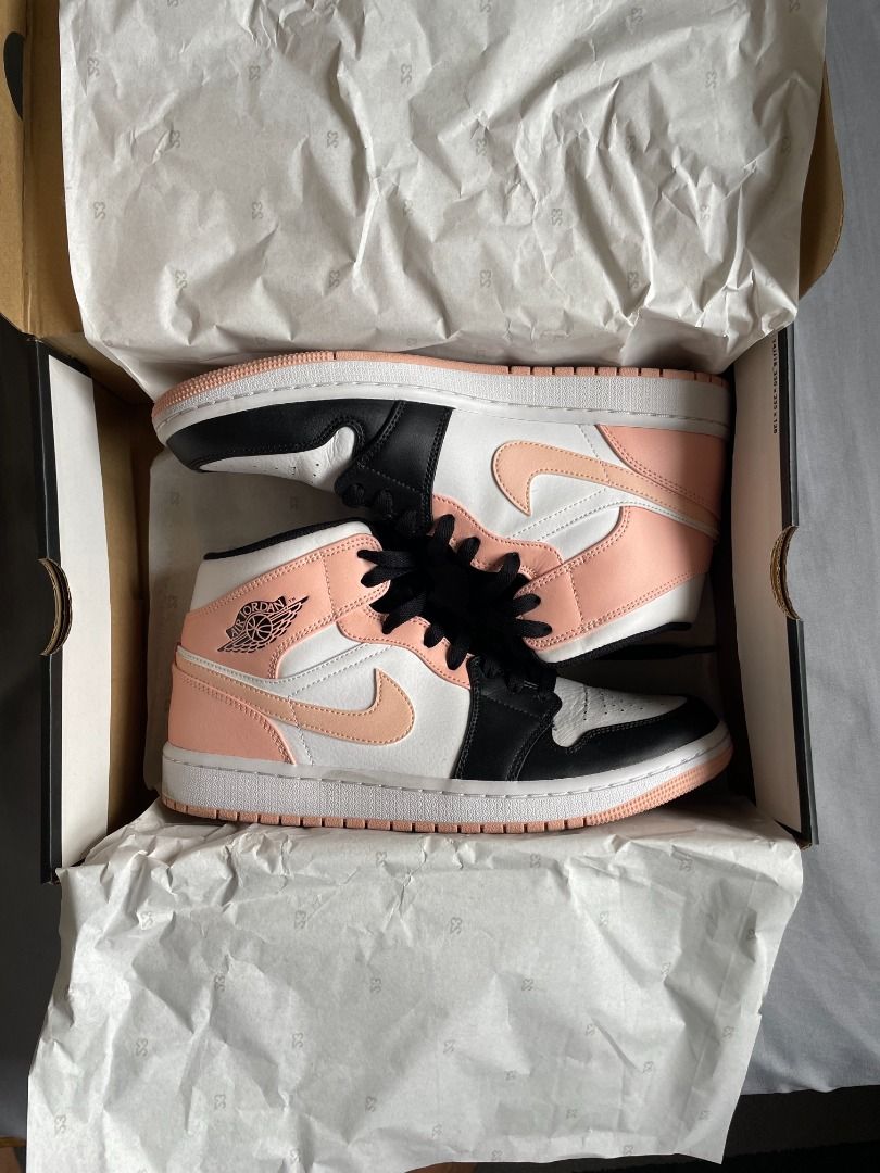 Aj 1 deals mid white black