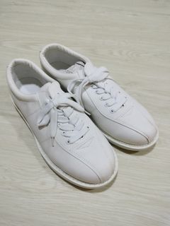 Basic white bowling shoes