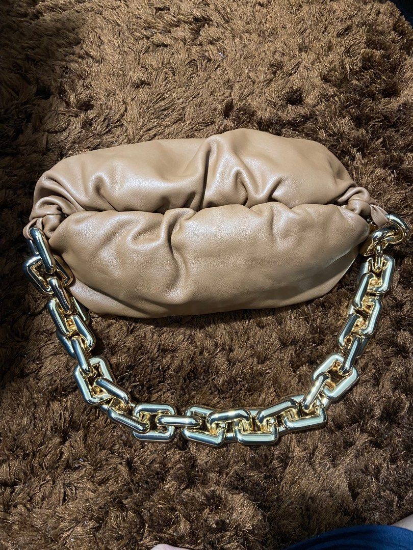 Bottega Veneta Chain Pouch (Category: Luxury Bags & Wallets) located in San Mateo. Submitted by donnalewisss (Listing ID 1259141505, Image 1). Description: Used once Like new With dust bag.